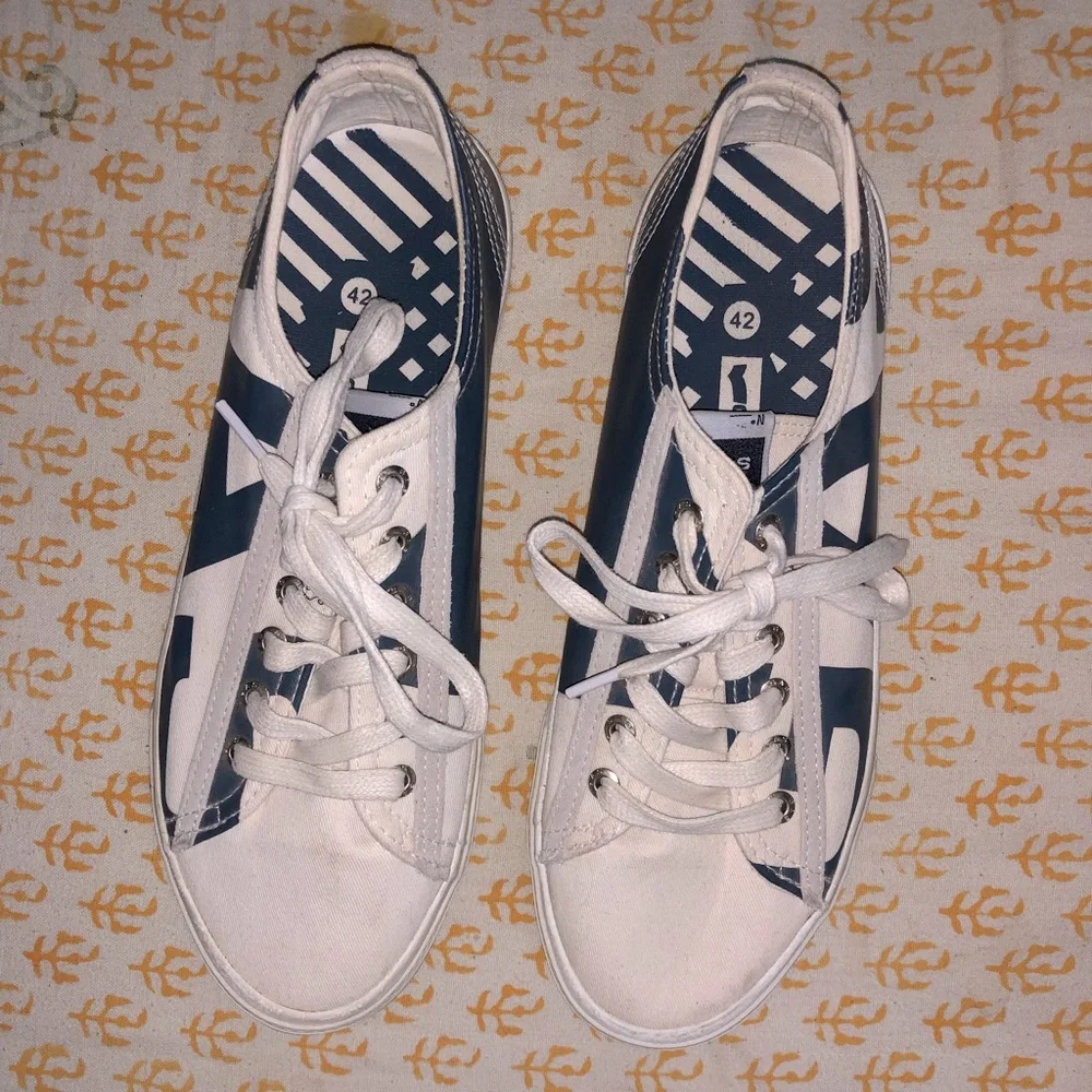 Gas Sneakers- Mens - Picture 3 of 3